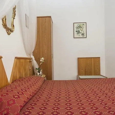 Piccolo Etruria Отель Сиена